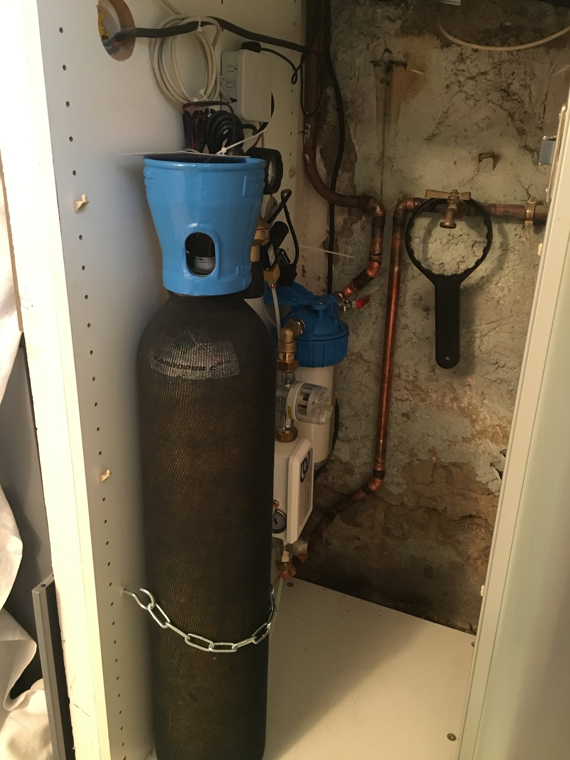 Installation de chaudière avec raccordements gaz et eau
