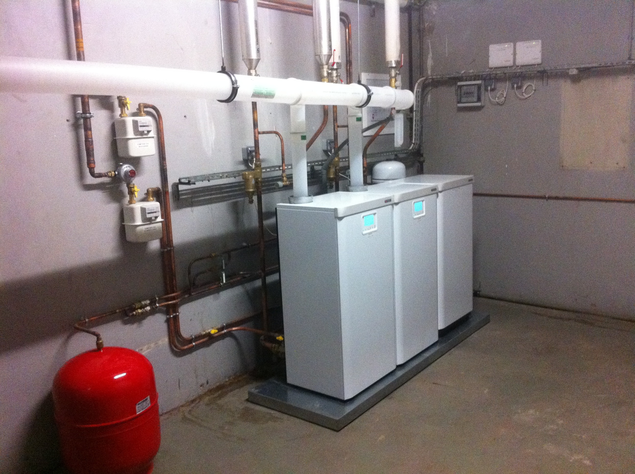 Installation de plusieurs chaudières gaz Frisquet en chaufferie