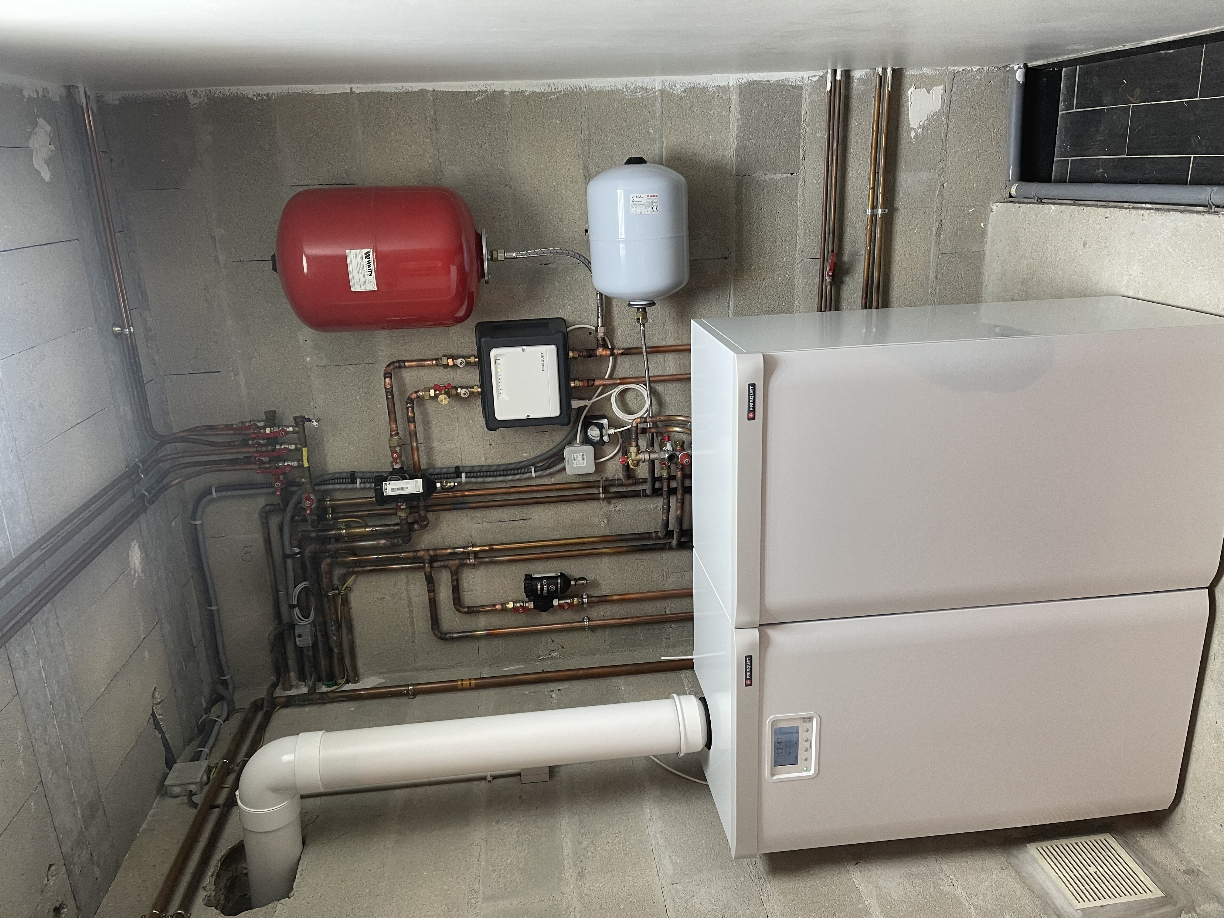 Installation de chaudière Frisquet avec module Écobulles et raccordements cuivre